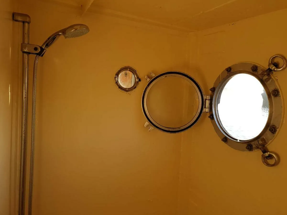 Hotel Beagle Family Houseboat Amsterdam Botel